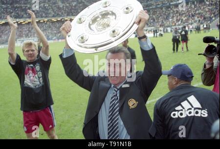 Firo: 19.05.2001 Fußball, 2000/2001 1. Bundesliga: Hamburg, HSV Hamburg Hamburg, HSV Hamburg Hamburg Hamburg - Bayern München, 1:1 Bayern sind in der Folge Deutscher Meister Trainer Ottmar Hitzfeld, Jubel links, mit Meisterschale Stefan Effenberg | Verwendung weltweit Stockfoto