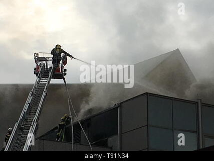 16. Mai 2019, Rheinland-Pfalz, Mainz: Die Feuerwehr versucht, ein Feuer in der Rheingoldhalle gebrochen hatte, zu löschen. Das Feuer brach in der Dachkonstruktion, eine Stadt Sprecher sagte am Donnerstag Morgen. Foto: christiian Schultz/dpa Stockfoto