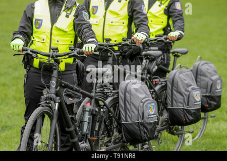 15. Mai 2019, Sachsen, Leipzig: Drei Offiziere der neuen Fahrrad squadron der Ordnungsamt Leipzig stehen im johannapark. Von jetzt an, sechs Beamte sollen sich an der Patrouille in Teams von zwei oder drei auf Ihren e-bikes und damit eine höhere Sicherheit für die Leipziger Bürgerinnen und Bürger. Mit dem Fahrrad, Offiziere sind flexibler und schneller, wenn es um die Verfolgung von Ordnungswidrigkeiten wie illegale Lagerfeuer oder Freilandhaltung Hunde im Park kommt. Foto: Jan Woitas/dpa-Zentralbild/dpa Stockfoto