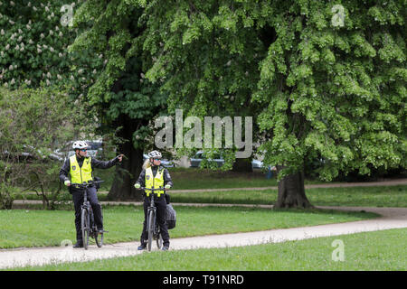 15. Mai 2019, Sachsen, Leipzig: Zwei Offiziere des neuen Fahrrad squadron der Steuern Ordnungsamt Leipzig Johannapark. Von jetzt an, sechs Beamte sollen sich an der Patrouille in Teams von zwei oder drei auf Ihren e-bikes und damit eine höhere Sicherheit für die Leipziger Bürgerinnen und Bürger. Mit dem Fahrrad, Offiziere sind flexibler und schneller, wenn es um die Verfolgung von Ordnungswidrigkeiten wie illegale Lagerfeuer oder Freilandhaltung Hunde im Park kommt. Foto: Jan Woitas/dpa-Zentralbild/dpa Stockfoto