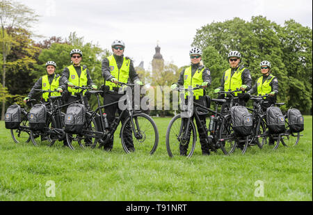 15. Mai 2019, Sachsen, Leipzig: die Beamten der neuen Fahrrad squadron der Ordnungsamt Leipzig stehen im johannapark. Von nun an insgesamt sechs Beamten werden in Teams von zwei oder drei auf Ihren e-bikes fahren und somit ein höheres Gefühl der Sicherheit für die Leipziger Bürger. Mit dem Fahrrad, Offiziere sind flexibler und schneller, wenn es um die Verfolgung von Ordnungswidrigkeiten wie illegale Lagerfeuer oder Freilandhaltung Hunde im Park kommt. Foto: Jan Woitas/dpa-Zentralbild/dpa Stockfoto