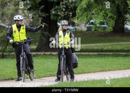 15. Mai 2019, Sachsen, Leipzig: Zwei Offiziere des neuen Fahrrad squadron der Steuern Ordnungsamt Leipzig Johannapark. Von jetzt an, sechs Beamte sollen sich an der Patrouille in Teams von zwei oder drei auf Ihren e-bikes und damit eine höhere Sicherheit für die Leipziger Bürgerinnen und Bürger. Mit dem Fahrrad, Offiziere sind flexibler und schneller, wenn es um die Verfolgung von Ordnungswidrigkeiten wie illegale Lagerfeuer oder Freilandhaltung Hunde im Park kommt. Foto: Jan Woitas/dpa-Zentralbild/dpa Stockfoto