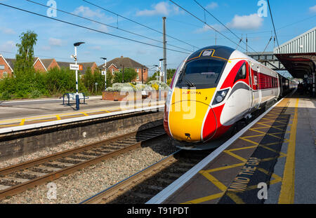 Grantham, Lincolnshire, England. 16. Mai 2019. Die bisher erste London North Eastern Railway (LNER) Azuma Personenzug hält in Grantham. Es war auf der Eröffnungs-azuma von Hull nach London. Rumpf ist das erste Ziel zu haben ein ganz Azuma LNER betrieben Service an der Ostküste Route. Die azuma Zug wurde in dieser Woche mit der Lner an der Ostküste Route von King's Cross in London nach Yorkshire, der erste von 65 neuen Züge kam in das bestehende Flotte an der Ostküste Route zu ersetzen. Credit: Matt Extremität OBE/Alamy leben Nachrichten Stockfoto