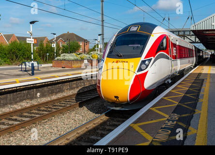 Grantham, Lincolnshire, England. 16. Mai 2019. Die bisher erste London North Eastern Railway (LNER) Azuma Personenzug hält in Grantham. Es war auf der Eröffnungs-azuma von Hull nach London. Rumpf ist das erste Ziel zu haben ein ganz Azuma LNER betrieben Service an der Ostküste Route. Die azuma Zug wurde in dieser Woche mit der Lner an der Ostküste Route von King's Cross in London nach Yorkshire, der erste von 65 neuen Züge kam in das bestehende Flotte an der Ostküste Route zu ersetzen. Credit: Matt Extremität OBE/Alamy leben Nachrichten Stockfoto