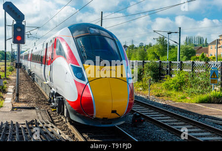 Grantham, Lincolnshire, England. 16. Mai 2019. Die bisher erste London North Eastern Railway (LNER) Azuma Personenzug hält in Grantham. Es war auf der Eröffnungs-azuma von Hull nach London. Rumpf ist das erste Ziel zu haben ein ganz Azuma LNER betrieben Service an der Ostküste Route. Die azuma Zug wurde in dieser Woche mit der Lner an der Ostküste Route von King's Cross in London nach Yorkshire, der erste von 65 neuen Züge kam in das bestehende Flotte an der Ostküste Route zu ersetzen. Credit: Matt Extremität OBE/Alamy leben Nachrichten Stockfoto