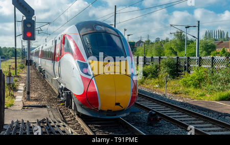 Grantham, Lincolnshire, England. 16. Mai 2019. Die bisher erste London North Eastern Railway (LNER) Azuma Personenzug hält in Grantham. Es war auf der Eröffnungs-azuma von Hull nach London. Rumpf ist das erste Ziel zu haben ein ganz Azuma LNER betrieben Service an der Ostküste Route. Die azuma Zug wurde in dieser Woche mit der Lner an der Ostküste Route von King's Cross in London nach Yorkshire, der erste von 65 neuen Züge kam in das bestehende Flotte an der Ostküste Route zu ersetzen. Credit: Matt Extremität OBE/Alamy leben Nachrichten Stockfoto