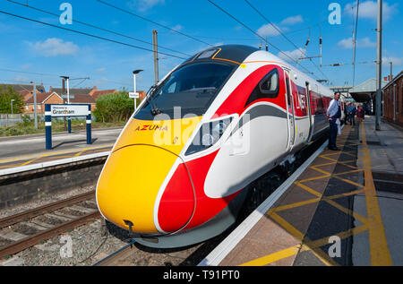 Grantham, Lincolnshire, England. 16. Mai 2019. Die bisher erste London North Eastern Railway (LNER) Azuma Personenzug hält in Grantham. Es war auf der Eröffnungs-azuma von Hull nach London. Rumpf ist das erste Ziel zu haben ein ganz Azuma LNER betrieben Service an der Ostküste Route. Die azuma Zug wurde in dieser Woche mit der Lner an der Ostküste Route von King's Cross in London nach Yorkshire, der erste von 65 neuen Züge kam in das bestehende Flotte an der Ostküste Route zu ersetzen. Credit: Matt Extremität OBE/Alamy leben Nachrichten Stockfoto