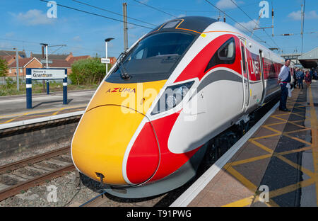 Grantham, Lincolnshire, England. 16. Mai 2019. Die bisher erste London North Eastern Railway (LNER) Azuma Personenzug hält in Grantham. Es war auf der Eröffnungs-azuma von Hull nach London. Rumpf ist das erste Ziel zu haben ein ganz Azuma LNER betrieben Service an der Ostküste Route. Die azuma Zug wurde in dieser Woche mit der Lner an der Ostküste Route von King's Cross in London nach Yorkshire, der erste von 65 neuen Züge kam in das bestehende Flotte an der Ostküste Route zu ersetzen. Credit: Matt Extremität OBE/Alamy leben Nachrichten Stockfoto