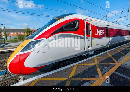 Grantham, Lincolnshire, England. 16. Mai 2019. Die bisher erste London North Eastern Railway (LNER) Azuma Personenzug hält in Grantham. Es war auf der Eröffnungs-azuma von Hull nach London. Rumpf ist das erste Ziel zu haben ein ganz Azuma LNER betrieben Service an der Ostküste Route. Die azuma Zug wurde in dieser Woche mit der Lner an der Ostküste Route von King's Cross in London nach Yorkshire, der erste von 65 neuen Züge kam in das bestehende Flotte an der Ostküste Route zu ersetzen. Credit: Matt Extremität OBE/Alamy leben Nachrichten Stockfoto