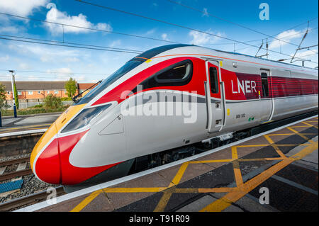 Grantham, Lincolnshire, England. 16. Mai 2019. Die bisher erste London North Eastern Railway (LNER) Azuma Personenzug hält in Grantham. Es war auf der Eröffnungs-azuma von Hull nach London. Rumpf ist das erste Ziel zu haben ein ganz Azuma LNER betrieben Service an der Ostküste Route. Die azuma Zug wurde in dieser Woche mit der Lner an der Ostküste Route von King's Cross in London nach Yorkshire, der erste von 65 neuen Züge kam in das bestehende Flotte an der Ostküste Route zu ersetzen. Credit: Matt Extremität OBE/Alamy leben Nachrichten Stockfoto