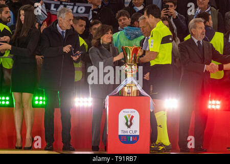 Luca Banti (Schiedsrichter) Maria Elisabetta Alberti Casellati Präsident des italienischen Senats während der italienischen Italien Pokalspiel zwischen dem Atalanta 0-2 Lazio im Olympiastadion am 15. Mai 2019 in Rom, Italien. (Foto von Maurizio Borsari/LBA) Stockfoto