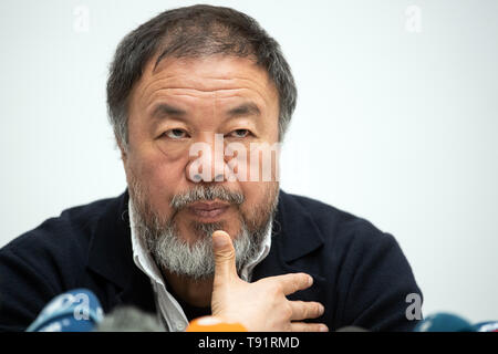 Düsseldorf, Deutschland. 16. Mai, 2019. Ai Weiwei, der chinesische Künstler, präsentiert seine Ausstellung in der Kunstsammlung Nordrhein-Westfalen auf einer Pressekonferenz. "Alles ist Kunst. Alles ist Politik" ist, wie Ai kennzeichnet seine Arbeitsweise. Dies ist auch das Leitmotiv der seine größte Ausstellung in Europa, die die Kunstsammlung zeigt vom 18. Mai bis zum 1. September 2019. Credit: Federico Gambarini/dpa/Alamy leben Nachrichten Stockfoto