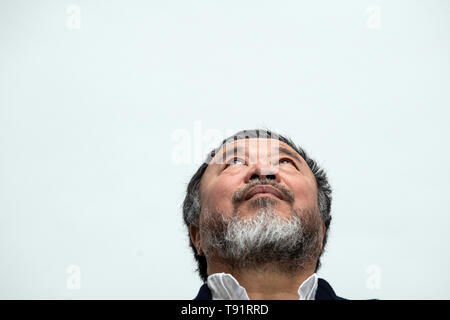 Düsseldorf, Deutschland. 16. Mai, 2019. Ai Weiwei, der chinesische Künstler, präsentiert seine Ausstellung in der Kunstsammlung Nordrhein-Westfalen auf einer Pressekonferenz. "Alles ist Kunst. Alles ist Politik" ist, wie Ai kennzeichnet seine Arbeitsweise. Dies ist auch das Leitmotiv der seine größte Ausstellung in Europa, die die Kunstsammlung zeigt vom 18. Mai bis zum 1. September 2019. Credit: Federico Gambarini/dpa/Alamy leben Nachrichten Stockfoto