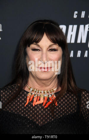 Los Angeles, USA. 15 Mai, 2019. Anjelica Huston 05/15/2019 "John Wick: Kapitel 3 - Parabellum" Premiere auf der TCL Chinese Theatre in Hollywood, CA Foto von kazuki Hirata/HollywoodNewsWire.co Credit statt: Hollywood News Wire Inc./Alamy leben Nachrichten Stockfoto