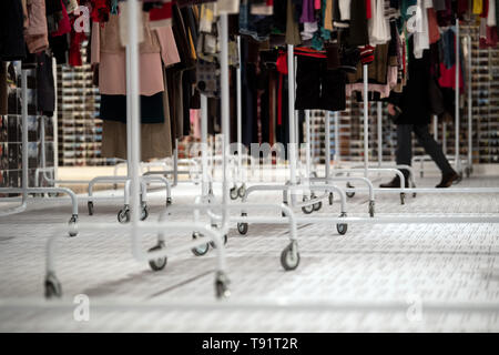 Düsseldorf, Deutschland. 16. Mai, 2019. Ein Besucher Spaziergänge durch die Installation "Waschsalon" des chinesischen Künstlers Ai Weiwei von 2012 in der Kunstsammlung Nordrhein-Westfalen. "Alles ist Kunst. Alles ist Politik" ist, wie Ai kennzeichnet seine Arbeitsweise. Dies ist auch das Leitmotiv der seine größte Ausstellung in Europa, die die Kunstsammlung zeigt vom 18. Mai bis zum 1. September 2019. Credit: Federico Gambarini/dpa/Alamy leben Nachrichten Stockfoto