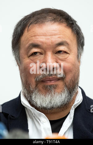 Düsseldorf, Deutschland. 16. Mai, 2019. Ai Weiwei, der chinesische Künstler, präsentiert seine Ausstellung in der Kunstsammlung Nordrhein-Westfalen auf einer Pressekonferenz. "Alles ist Kunst. Alles ist Politik" ist, wie Ai kennzeichnet seine Arbeitsweise. Dies ist auch das Leitmotiv der seine größte Ausstellung in Europa, die die Kunstsammlung zeigt vom 18. Mai bis zum 1. September 2019. Credit: Federico Gambarini/dpa/Alamy leben Nachrichten Stockfoto