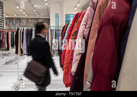 Düsseldorf, Deutschland. 16. Mai, 2019. Ein Besucher Spaziergänge durch die Installation "Waschsalon" des chinesischen Künstlers Ai Weiwei von 2012 in der Kunstsammlung Nordrhein-Westfalen. "Alles ist Kunst. Alles ist Politik" ist, wie Ai kennzeichnet seine Arbeitsweise. Dies ist auch das Leitmotiv der seine größte Ausstellung in Europa, die die Kunstsammlung zeigt vom 18. Mai bis zum 1. September 2019. Credit: Federico Gambarini/dpa/Alamy leben Nachrichten Stockfoto