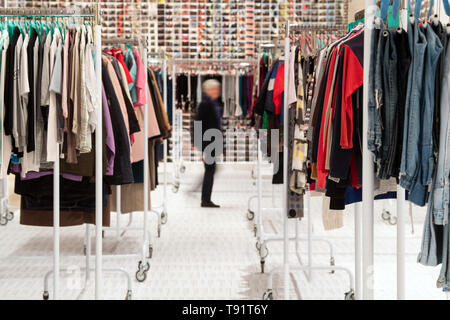 Düsseldorf, Deutschland. 16. Mai, 2019. Ein Besucher Spaziergänge durch die Installation "Waschsalon" des chinesischen Künstlers Ai Weiwei von 2012 in der Kunstsammlung Nordrhein-Westfalen. "Alles ist Kunst. Alles ist Politik" ist, wie Ai kennzeichnet seine Arbeitsweise. Dies ist auch das Leitmotiv der seine größte Ausstellung in Europa, die die Kunstsammlung zeigt vom 18. Mai bis zum 1. September 2019. Credit: Federico Gambarini/dpa/Alamy leben Nachrichten Stockfoto