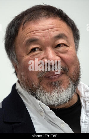 Düsseldorf, Deutschland. 16. Mai, 2019. Ai Weiwei, der chinesische Künstler, präsentiert seine Ausstellung in der Kunstsammlung Nordrhein-Westfalen auf einer Pressekonferenz. "Alles ist Kunst. Alles ist Politik" ist, wie Ai kennzeichnet seine Arbeitsweise. Dies ist auch das Leitmotiv der seine größte Ausstellung in Europa, die die Kunstsammlung zeigt vom 18. Mai bis zum 1. September 2019. Credit: Federico Gambarini/dpa/Alamy leben Nachrichten Stockfoto