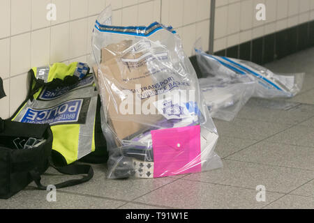 London, Großbritannien. 16. Mai, 2019. Britische Tranport Polizei Beweise Tasche, nach einem schweren Unfall fand am VW-Station um ca. 7 Uhr heute Morgen Credit: Amer ghazzal/Alamy leben Nachrichten Stockfoto