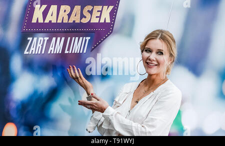 Hamburg, Deutschland. 16. Mai, 2019. Die moderatorin Laura Karasek präsentiert ihre neue Talkshow "Laura Karasek - Zart am Limit", die das ZDF-Neo ab 4. Juli angezeigt werden. Quelle: Markus Scholz/dpa/Alamy leben Nachrichten Stockfoto