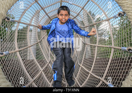 Kew Gardens, London, UK, 16. Mai 2019. Yahya versucht, das neue klettern Tunnel von Seil gemacht. Eine neue Kinder- garten wird eingestellt, um bei berühmten Londoner Kew Gardens zu öffnen. Der Garten ist um die Elemente, die Pflanzen brauchen, um zu wachsen: Erde, Luft, Sonne und Wasser entwickelt. Es umfasst die Größe von 40 Tennisplätze, mit 18.000 Pflanzen und 100 Bäumen und ist ein Paradies für Jugendliche zu erkunden und in Spielen. HINWEIS: Erlaubnis erteilt. Credit: Imageplotter/Alamy leben Nachrichten Stockfoto