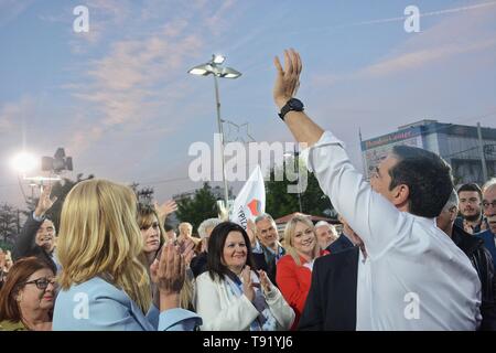 Athen, Griechenland. 14 Mai, 2019. Der griechische Premierminister, Alexis Tsipras, gesehen, winken, um seine Anhänger während der Europawahlen Kampagne von Syriza politische Partei auf Aegaleo Gemeinde. Credit: Giorgos Zachos/SOPA Images/ZUMA Draht/Alamy leben Nachrichten Stockfoto