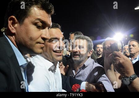 Athen, Griechenland. 14 Mai, 2019. Der griechische Premierminister, Alexis Tsipras und seine Anhänger sind während der Europäischen Wahlen Kampagne von Syriza politische Partei auf Aegaleo Gemeinde gesehen. Credit: Giorgos Zachos/SOPA Images/ZUMA Draht/Alamy leben Nachrichten Stockfoto