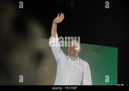 Athen, Griechenland. 14 Mai, 2019. Der griechische Premierminister, Alexis Tsipras, gesehen, winken, um seine Anhänger während der Europawahlen Kampagne von Syriza politische Partei auf Aegaleo Gemeinde. Credit: Giorgos Zachos/SOPA Images/ZUMA Draht/Alamy leben Nachrichten Stockfoto