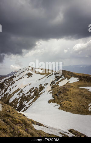 Dramatische, Moody Blick von Midzor Gipfel, der höchste Gipfel des alten Berg, während der Übergangszeit zwischen Winter und Frühling mit Schnee Stockfoto