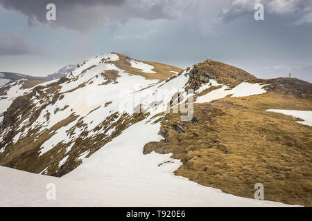 Dramatische, Moody Blick von Midzor Gipfel, der höchste Gipfel des alten Berg, während der Übergangszeit zwischen Winter und Frühling mit Schnee Stockfoto
