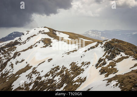 Dramatische, Moody Blick von Midzor Gipfel, der höchste Gipfel des alten Berg, während der Übergangszeit zwischen Winter und Frühling mit Schnee Stockfoto