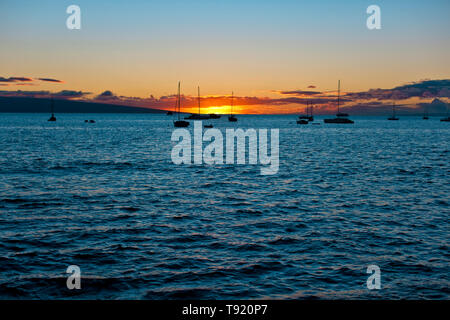 Silhouette der angelegten Boote mit Sonnenuntergang im Hintergrund. Stockfoto