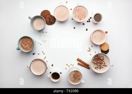 Viele Tassen mit köstlichen, aromatischen Kaffee auf weißem Hintergrund, flach Stockfoto