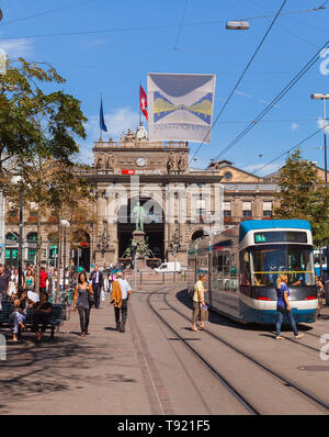 Gebäude der Züricher Hauptbahnhof, Menschen und eine Straßenbahn an der Bahnhofstrasse street Stockfoto