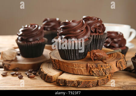 Leckere Schokolade Cupcakes auf hölzernen Tisch Stockfoto