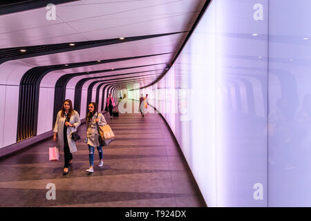 Die neuen unterirdischen Fußgängertunnel und lightwall führt von vom King's Hotel King's Cross-St Pancras Station, London, UK Stockfoto