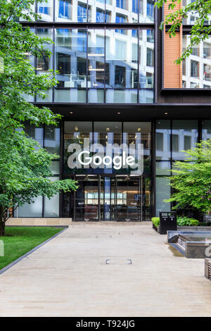 Das Google Logo über der Tür des Google Head Office in Pancras Square, Kings Cross, London, UK, 2019 Stockfoto