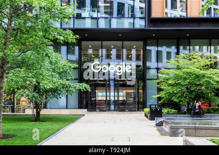 Das Google Logo über der Tür des Google Head Office in Pancras Square, Kings Cross, London, UK, 2019 Stockfoto