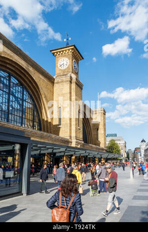 Die Fassade und der Vorplatz des King's Cross Bahnhof und dem Clock Tower, London, UK, 2019 Stockfoto