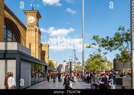 Die Fassade und der Vorplatz des King's Cross Bahnhof und dem Clock Tower, London, UK, 2019 Stockfoto