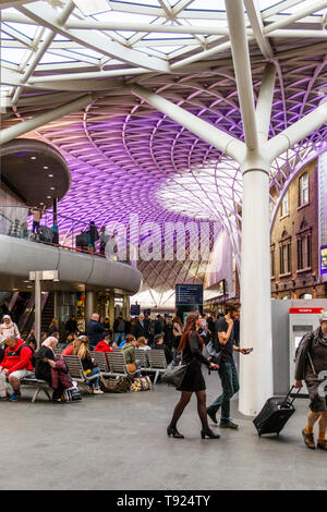 Die Bahnhofshalle und Ticket Bereich der King's Cross Station, von der angrenzenden öffentlichen Gehweg, London, UK Stockfoto