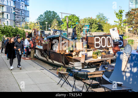 'Wort auf dem Wasser", die Londoner Bookbarge auf der Regent's Canal in King's Cross, London, UK, 2019 Stockfoto