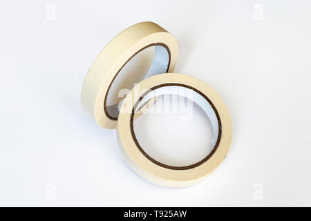 Zwei Rollen Kreppband auf weißem Hintergrund Stockfoto
