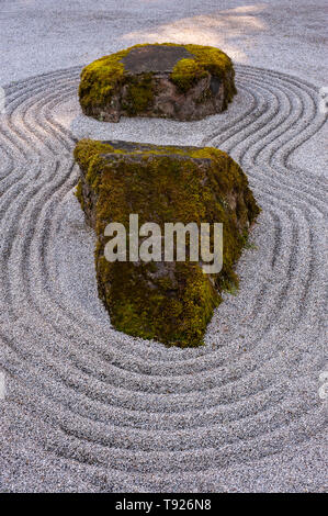 Japanischer Garten Entspannung. Rechen ist ein Muster aus kleinen
