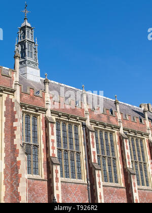 Fassade der großen Halle, ehrenwerten Gesellschaft von Lincoln's Inn gegen den blauen Himmel. Stockfoto