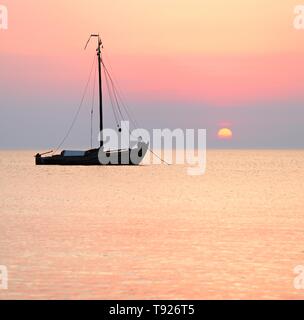 Sonnenuntergang an der Ostsee, traditionellen Segelboot verankert, West Beach, Ostseebad Wustrow, Fischland-Darß-Zingst, Mecklenburg-Vorpommern Stockfoto