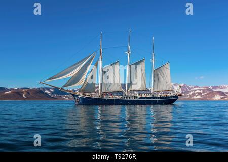 Segelschiff Rembrandt van Rijn in Scoresbysund, Ostgrönland, Grönland Stockfoto