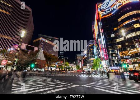 Kreuzung mit mehreren Zebrastreifen nachts, Harumi Dori Ave, Geschäftsviertel, Ginza, Tokyo, Japan Stockfoto