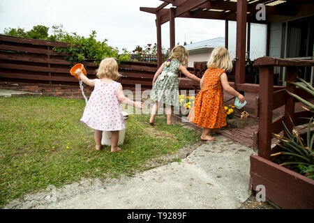 Schöne junge Familie. Nackte Füße von Mutter, Vater und Tochter